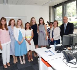 Su Majestad la Reina junto a los trabajadores de la UICC